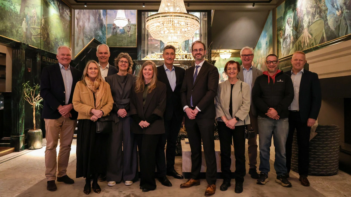 160 år efter stiftelsen af Hedeselskabet mødtes den nuværende bestyrelse og direktion på Hotel Royal – stedet, hvor det hele startede. Fra venstre: Lars Hvidtfeldt, Birgitte Haurum, Steen Neuchs Vedel, Bolette van Ingen Bro, Maria Sønderup, Torben Friis Lange, Janus Skak Olufsen, Dorit Vanglo, Jørgen Skeel, Jesper Eilschou, Martin Andersen. Foto: Karoline Dam Hansen, Hedeselskabet