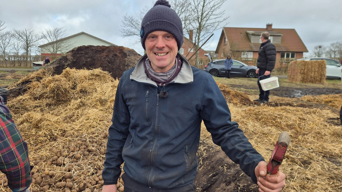 Jakob Gammelgaard har valgt at give op mod 60 tons kartofler væk, efter de er blevet kasseret af detailhandlen på grund af kosmetiske fejl. Han har tilmed selv hjulpet til med at skovle kartoflerne op til de mennesker, der er kommet på besøg. Fotos: Henning K. Andersen