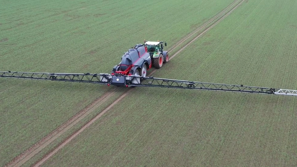 Ensartet udbringning opnås gennem et tæt samspil mellem dyseteknologi, tryk, hastighed og bomstyring, som tilsammen sikrer, at sprøjtevæsken rammer målet under skiftende forhold i marken. Arkivfoto