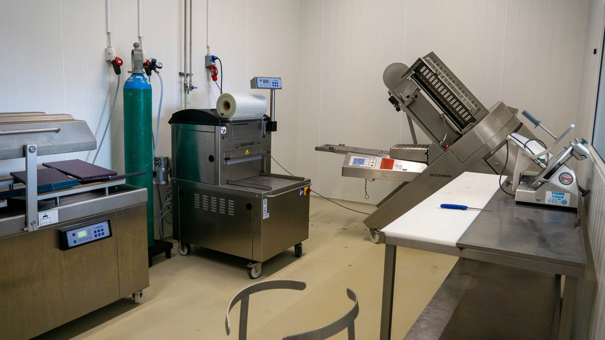 Udvidelsen af Nørre Søby Slagteren har blandt andet betydet, at man i dag har et rum til at slice sine varer. Noget man ikke havde tidligere.