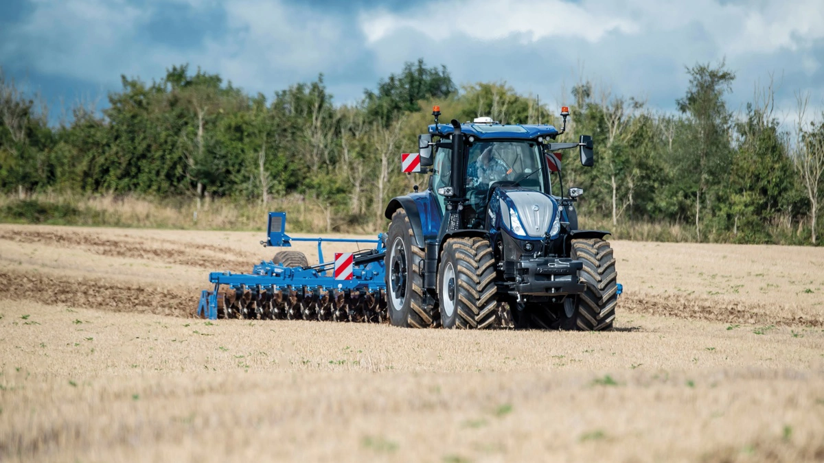 Traktorstatistikken for marts 2026 viser fortsat forskydninger mellem mærkerne, hvor enkelte modeller trækker en stor del af salget. New Holland T7.300 AC blev månedens mest solgte traktor med 9 nyregistreringer og en markedsandel på 8,33 procent. Arkivfoto.
