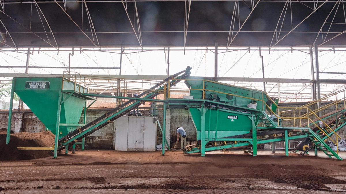 Gårdens store blandeanlæg til fremstilling af kompost.