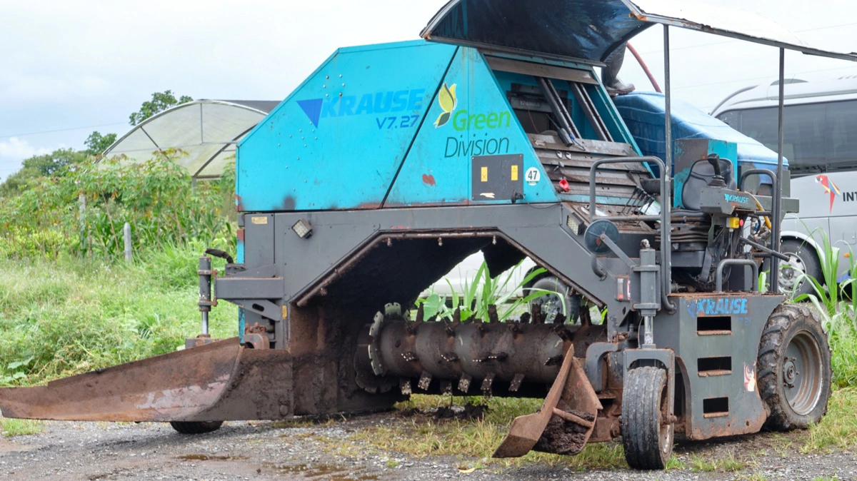 Maskinen her er bygget til til at vende lange kompostdynger under tag.

