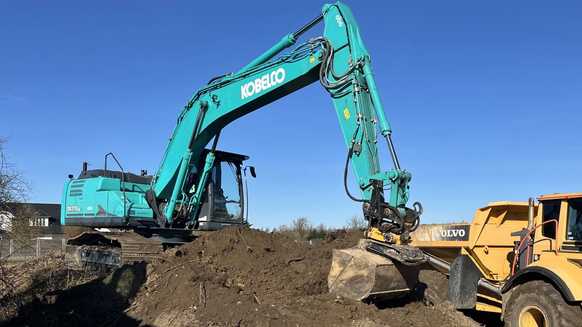 Bay Christensen er netop nu ved at udvide pladsen til maskiner. Forventningen er, at man 1. maj kan tage de 10.000 kvadratmeter ekstra plads i brug. Foto: Bay Christensen