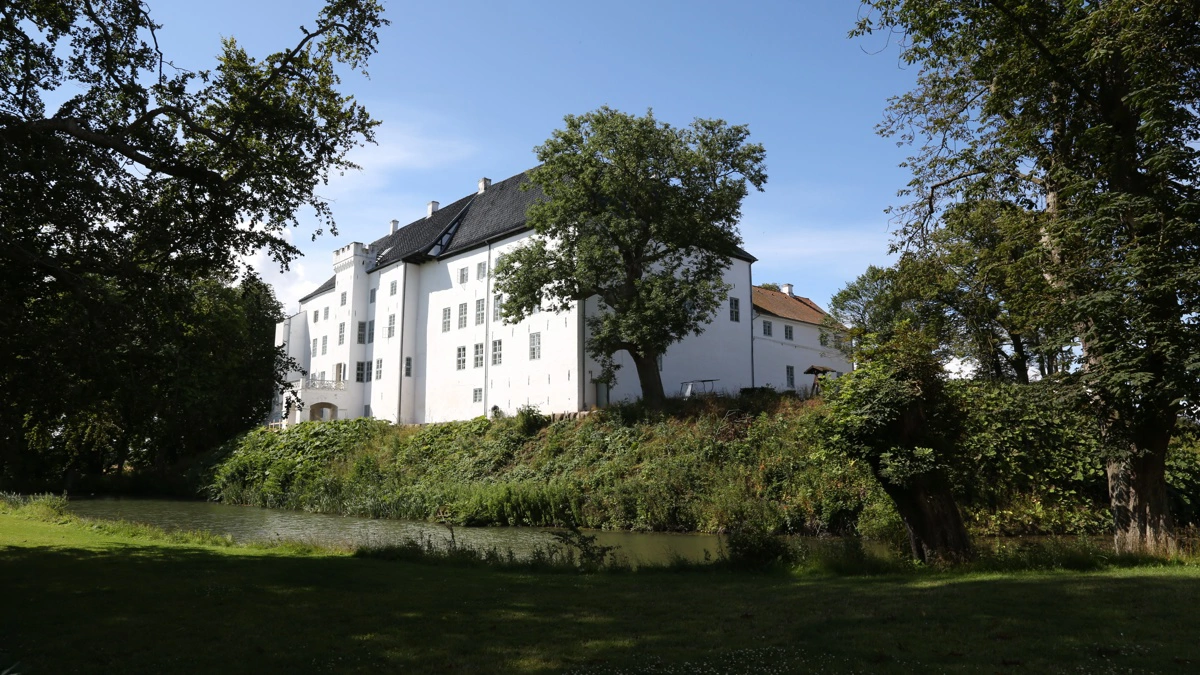 Med en unik beliggenhed og med meget tykke mure har Dragsholm Slot i århundreder været en uindtagelig fæstning. Fotos: Dragsholm Slot