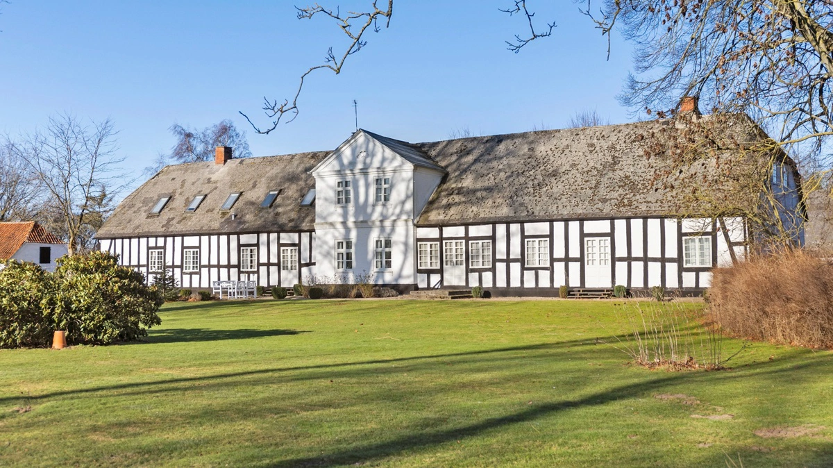 Lykkesborg rummer et særdeles charmerende og velholdt hovedhus fra slutningen af 1700-tallet på 430 kvadratmeter. Foto: EDC Landbrug Poul Erik Bech