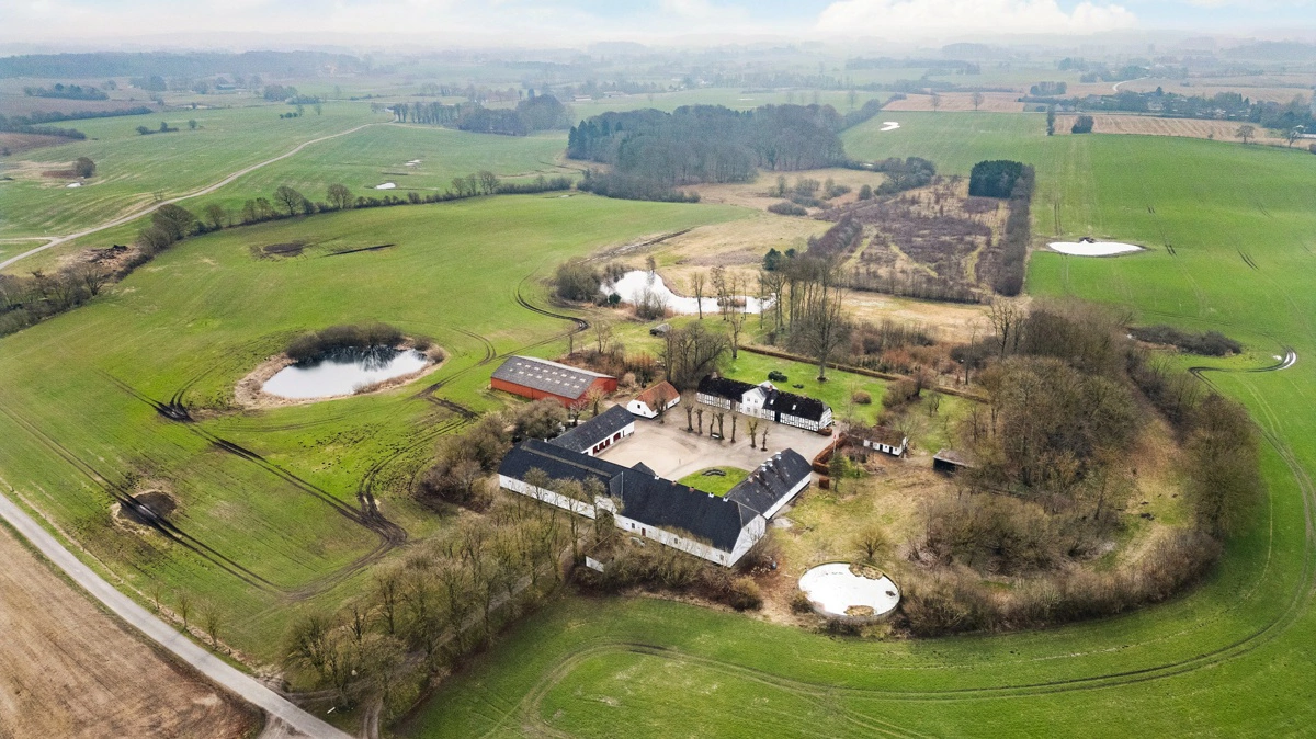De seneste 15 år har ægteparret på Nordfyn nydt livet på Lykkesborg, hvor dagligdagen blandt andet har budt på hesteopstaldning og pasning af den parklignende have i forlængelse af boligen. Foto: EDC Landbrug Poul Erik Bech