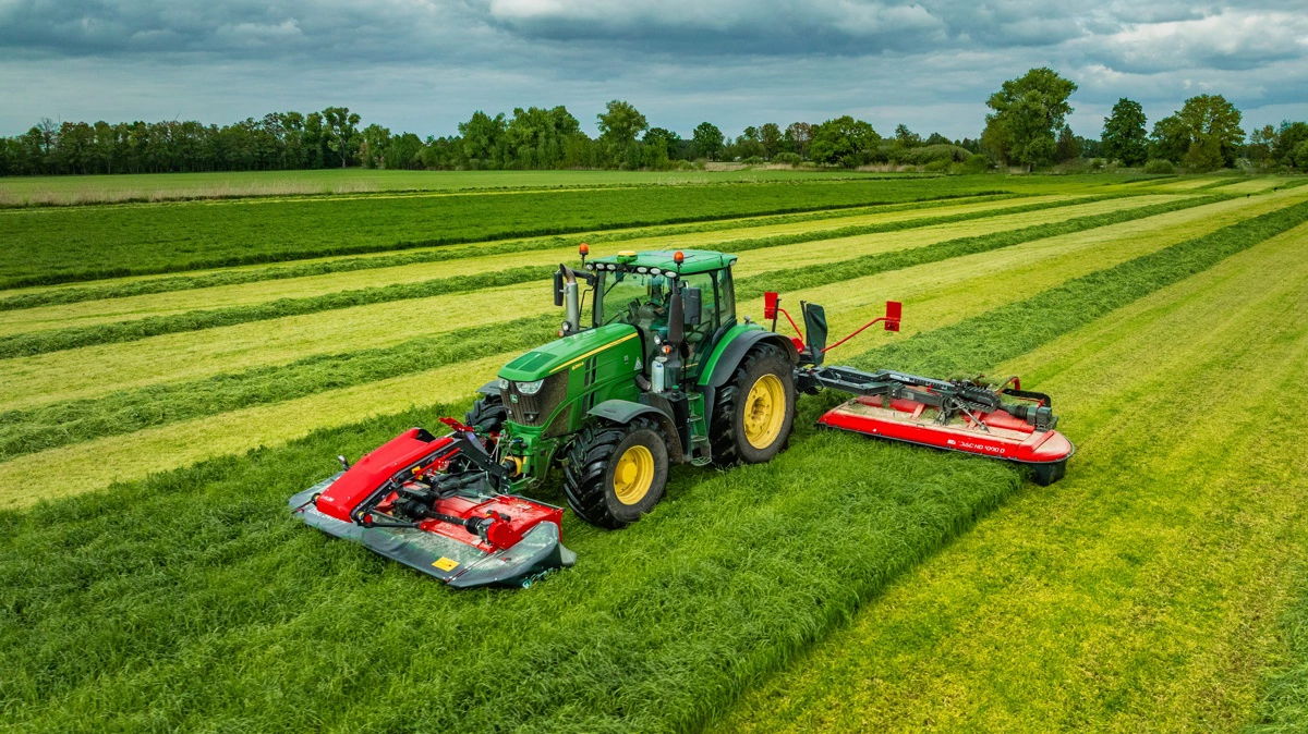 Huibert Van Dorp er positivt overrasket over, at hans John Deere 6250R uden problemer kan håndtere skårlæggersættet med 16 til 17 kilometer i timen. 