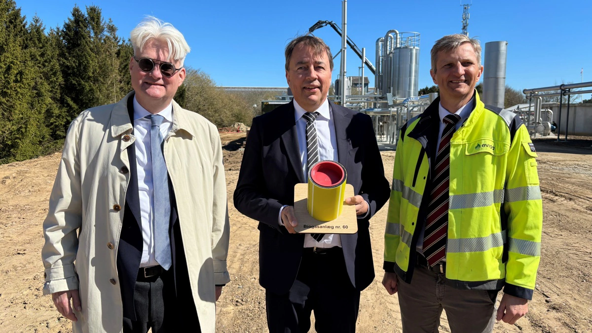 Biogas Danmark, Bigadan og Evida var samlet for at markere tilskoblingen af biogasanlæg nr. 60 til gassystemet. Fra højre Søren Pind, formand Biogas Danmark, Henrik Laursen, CEO Bigadan, og Kim Søgård Bering Kristensen, CEO Evida. Foto: Evida