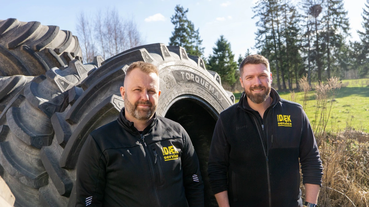 Fra venstre: Jakob Steen Andersen og Jesper Helth Holm ser begge et stort potentiale i landbrugskunder, og derfor har man blandt andet været på specialkursus i vulkanisering. Fotos: Søren Nørgaard