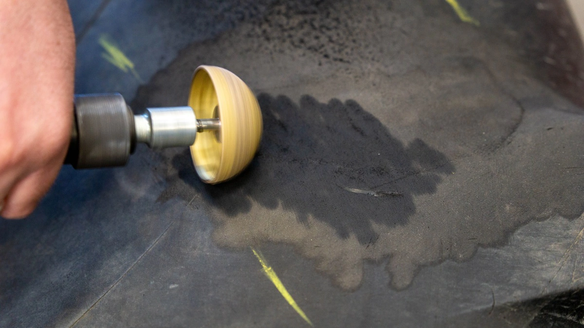 Korup Dæk Service har fået et større fokus på reparation af brugte dæk, kaldet vulkanisering. Det gør, at kunden kan have sit dæk igen i løbet af to dage.