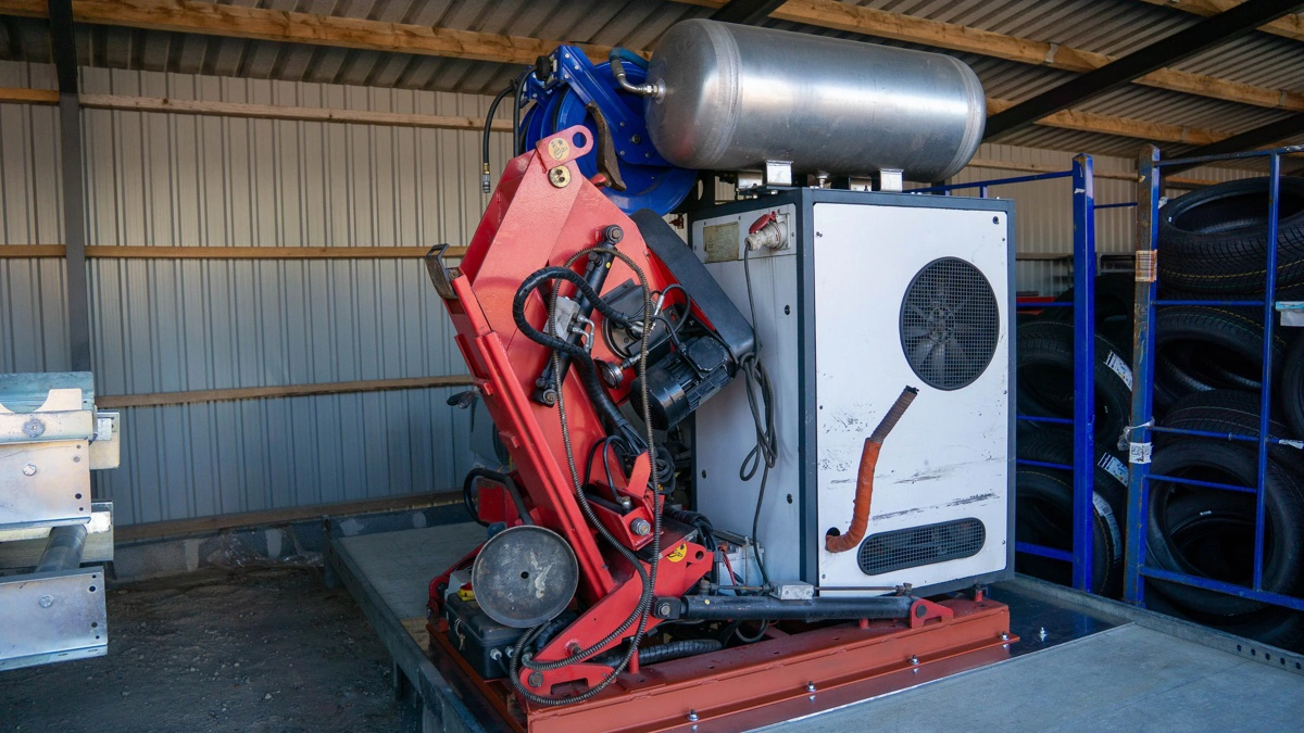 I hver servicebil samt på backup-trailerne står der en maskine, som montøren kan bruge til at skifte et traktordæk direkte i marken.