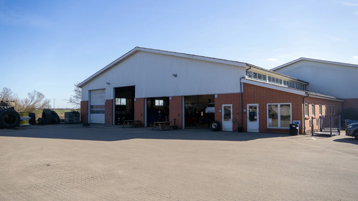 Korup Dæk Service har et 50/50 fokus på landbrugskunder og personbiler. I højsæson har man på dækværkstedet i Korup op imod 125 personbiler igennem om dagen.