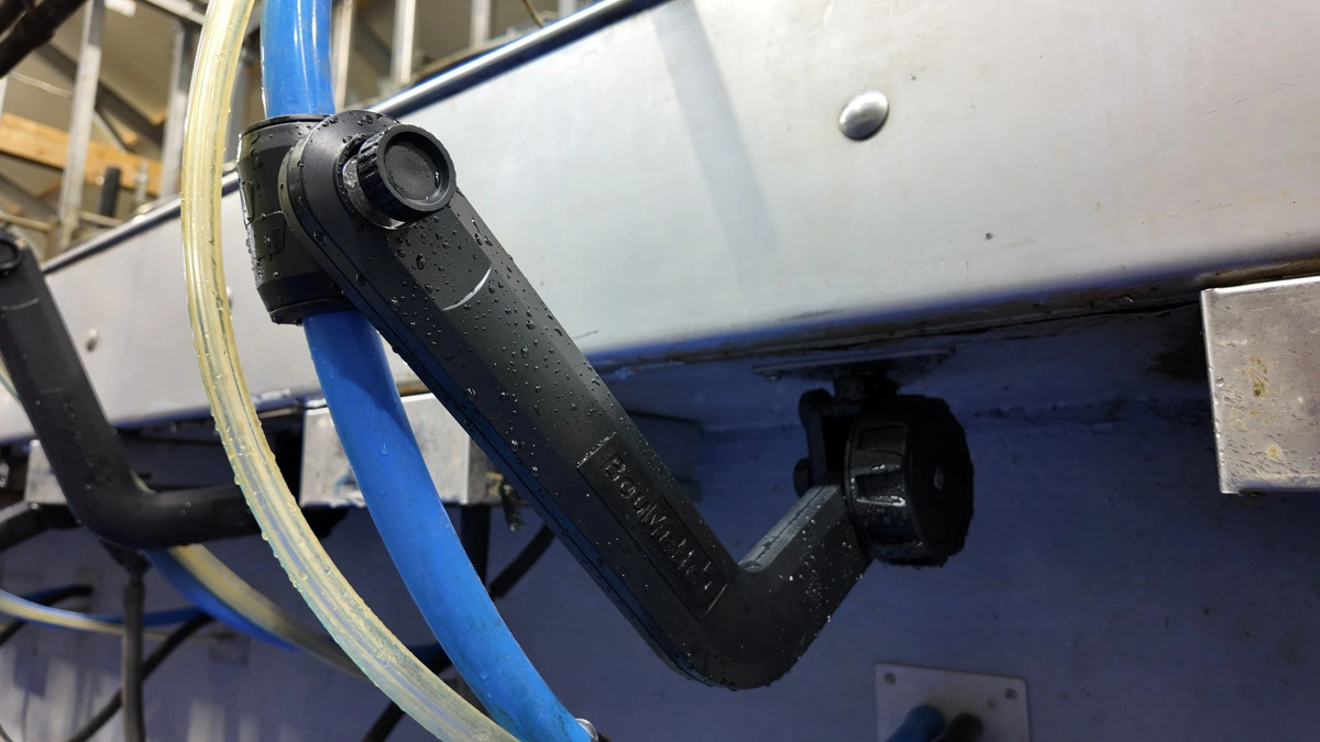 En ergonomisk arm støtter slangerne og stabiliserer dermed malkeorganet under hele malkningen.