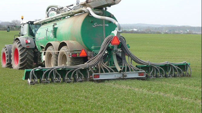 En høj udnyttelse af afgasset gylle til græs kræver brug af græsmarksnedfælder. Foto: Samson Agro