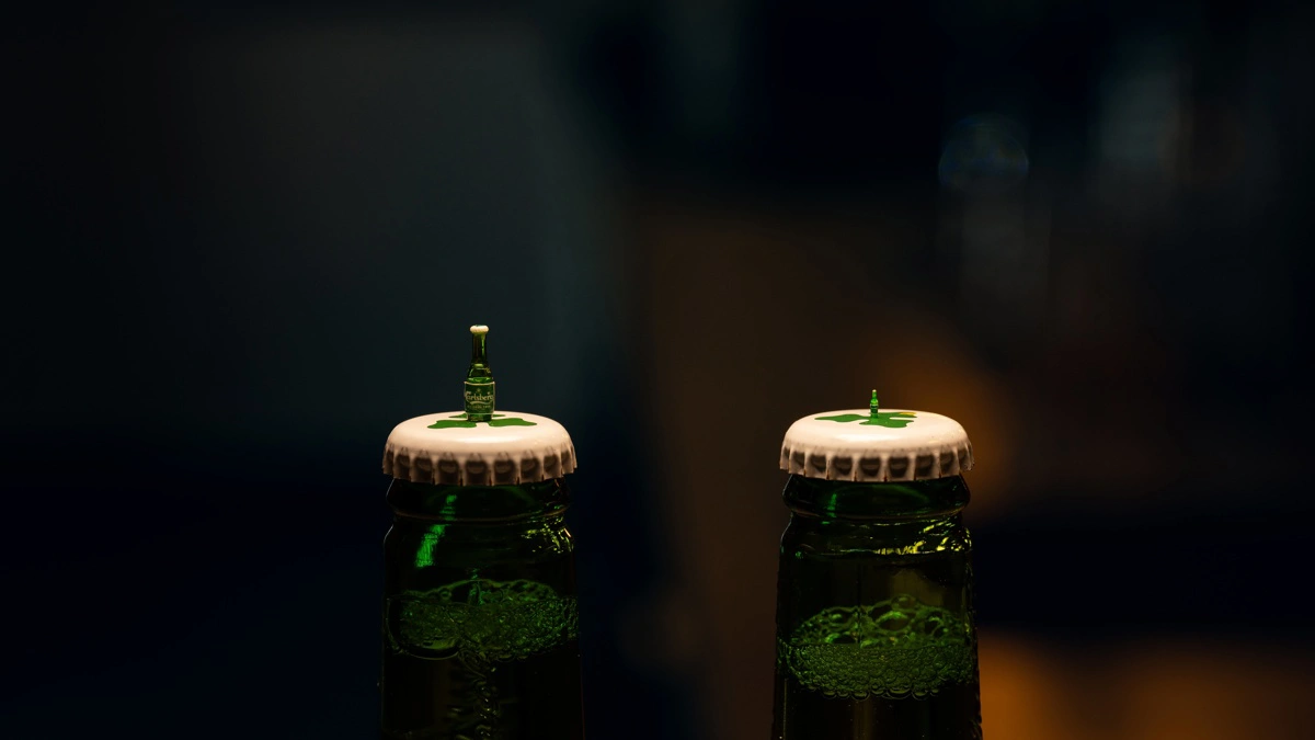 Verdens to mindste øl. Nu kan de begge opleves hos kulturattraktionen Home of Carlsberg. Fotos: Carlsberg.