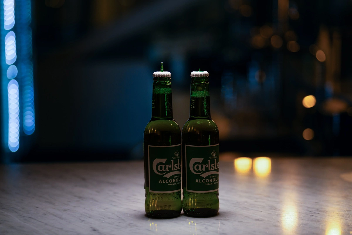 De små flasker er lavet med rigtige kapsler, etiketter og alkoholfri øl indeni.