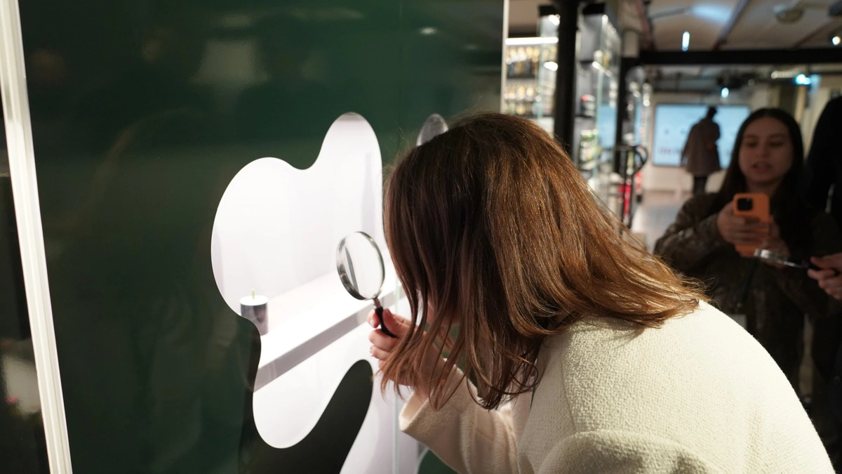 Små øl i en kæmpe ølsamling - Home of Carlsberg har en af verdens største samlinger af uåbnede øl - nu også med verdens to mindste flasker. Samlingen indeholder cirka 22.000 flasker.