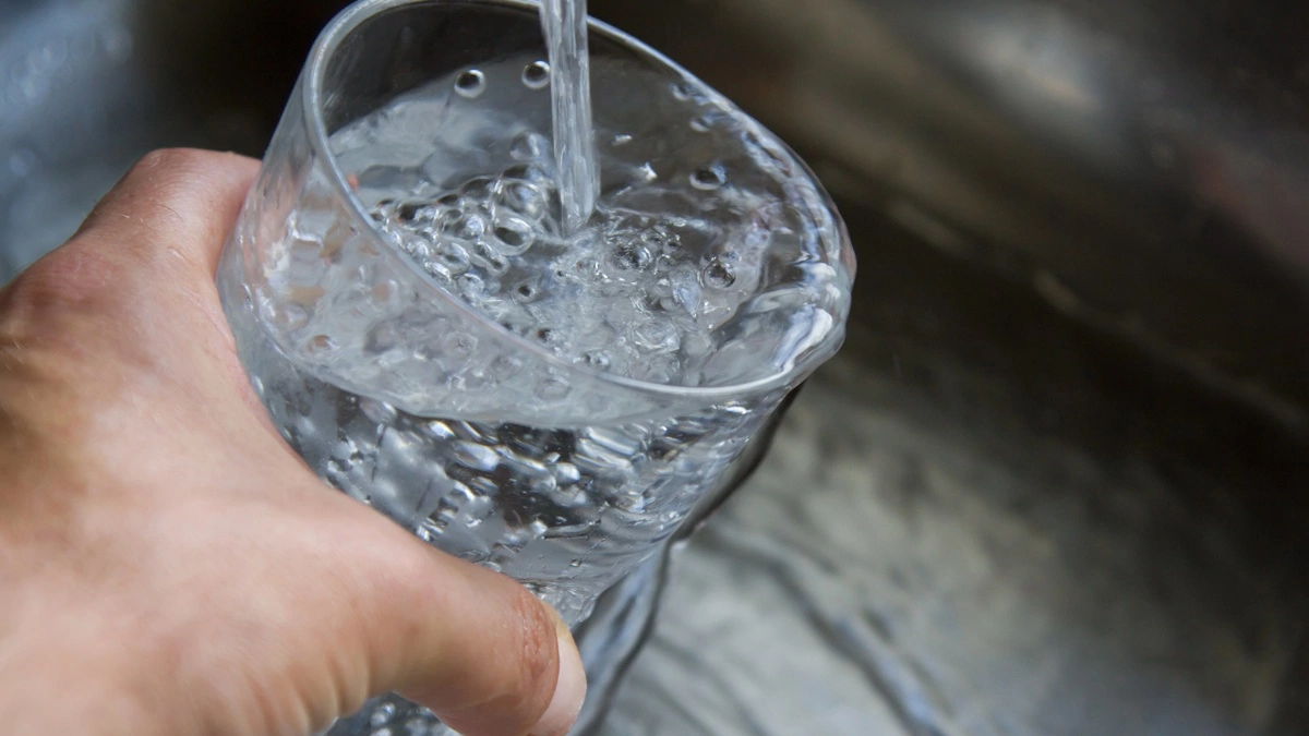 LA-formand Alex Vanopslagh slår igen fast, at drikkevandet i Danamrk reelt er rent nok til at drikke, og at det er hysteri at fraråde at drikke vand fra hanen. Arkivfoto: Colourbox
