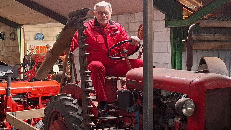 - Den betyder faktisk rigtig meget for os. Det er den, der gør, at vi nu kan fortælle hele historien om Valtra, siger Hans Larsen om den nytilkomne Valmet 15. Fotos: Morsø Traktormuseum