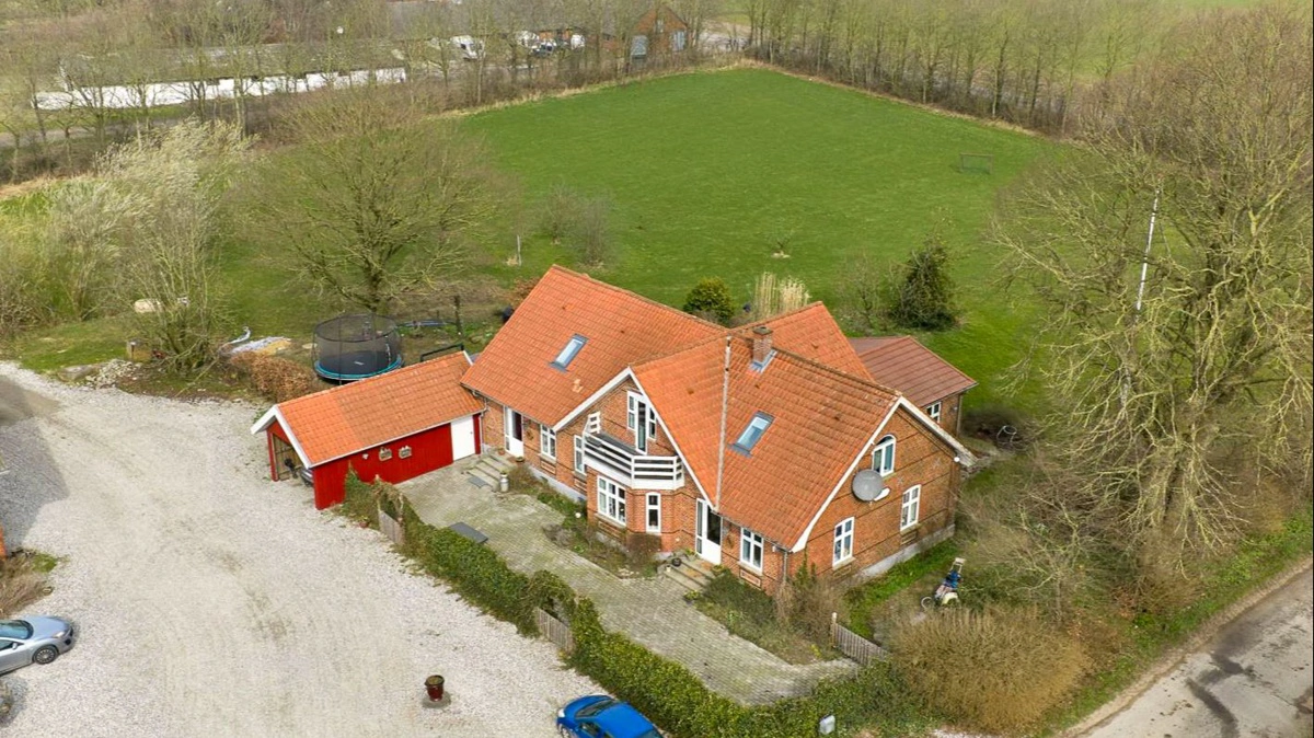 Til ejendommen hører også beboelse samt mindre bygninger, der blandt andet anvendes til medarbejdere og drift.