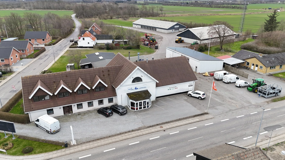 Det nedlagte mejeri i Manna vest for Brønderslev har siden 1990 dannet rammen om Manna Traktor og Maskinforretning A/S. Til venstre mejeribestyrerboligen, hvor Jane og Michael Jensen bor.