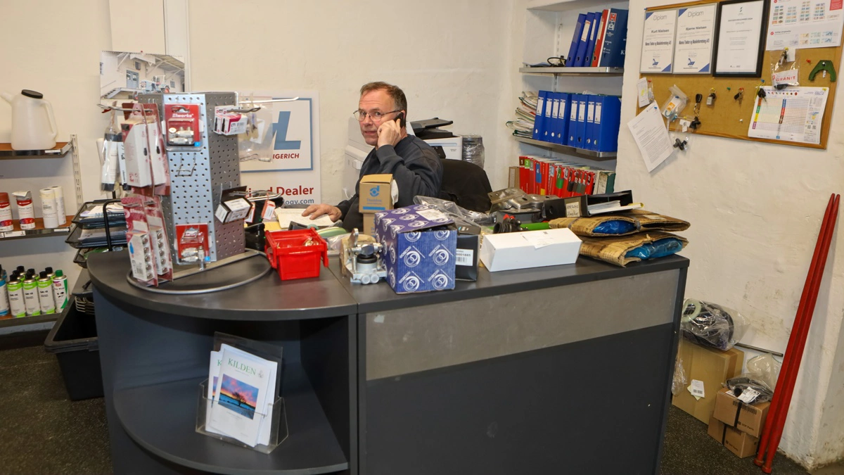 I alt 12 ansatte er beskæftiget i Manna Traktor og Maskinforretning. Her værkfører Bjarne Nielsen, der startede som montør i 1992 og fra 2018 afløste indehaver Michael Jensen bag værkførerskrivebordet.