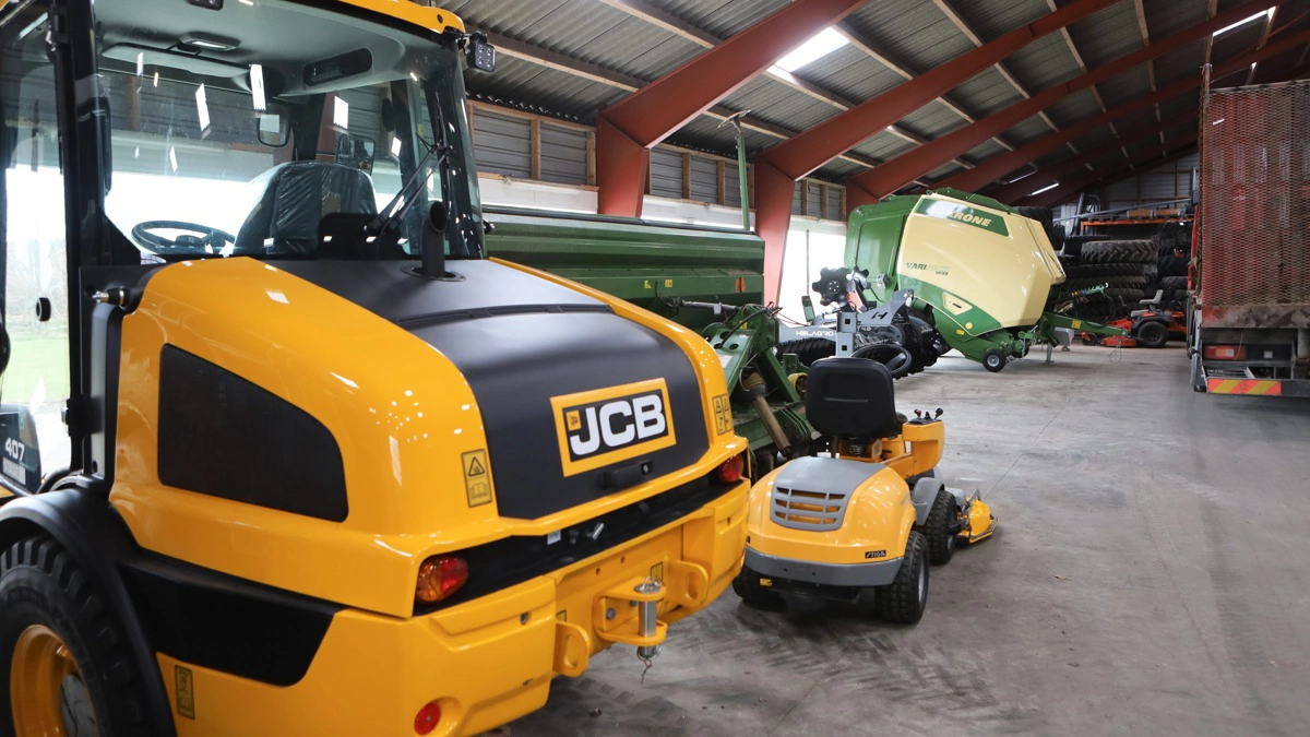 Manna Traktor og Maskinforretning er forhandler af de tre hovedprodukter fra importfirmaet Brøns Group, henholdsvis JCB, Amazone og Krone.