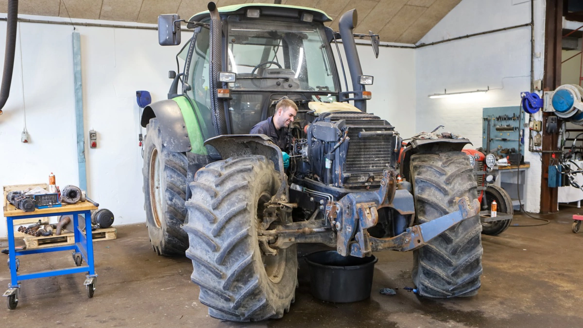 Otte mand er beskæftiget på værkstedet, heraf to lærlinge. På billedet Oscar Holm i færd med reparation af en Deutz-Fahr traktor, som Manna Traktor og Maskinforretning havde forhandlingen af i 20 år frem til for to år siden.

