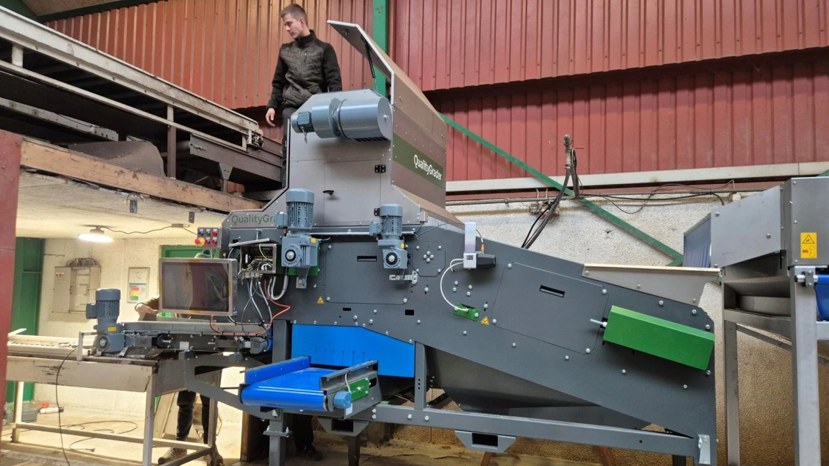 QualityGrader arbejder med kameraer og AI-baseret software, der er udviklet af Flikweert Vision selv. 