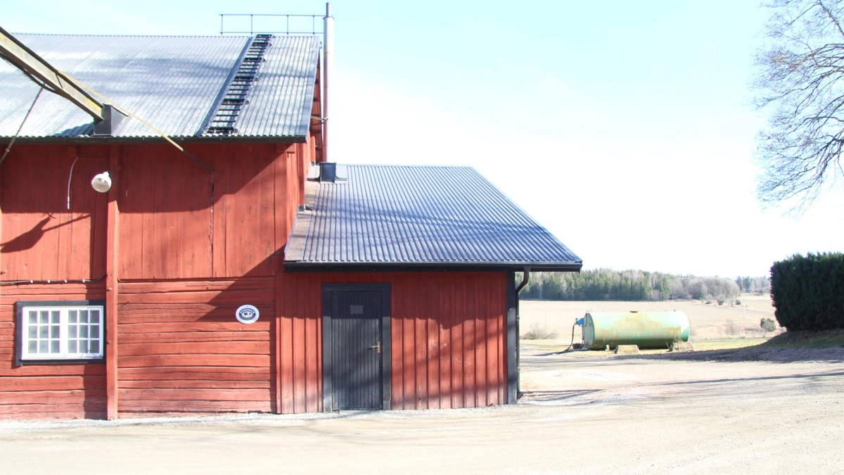 Den tid, hvor svensk landbrug var lig med pittoreske bygninger med rødmalet træværk, er ved at være fortid. Husdyrproduktionen i Sverige er i vækst, efter den svenske regering har meldt ud, at man grundet den geopolitiske situation ønsker en vækst i selvforsyningsgraden med fødevarer fra omkring nuværende 50 procent til 95 procent. Et mål, der er fulgt op med lempelige vilkår for udvidelser og nybyggeri. Arkivfoto: Anne Wolfenberg