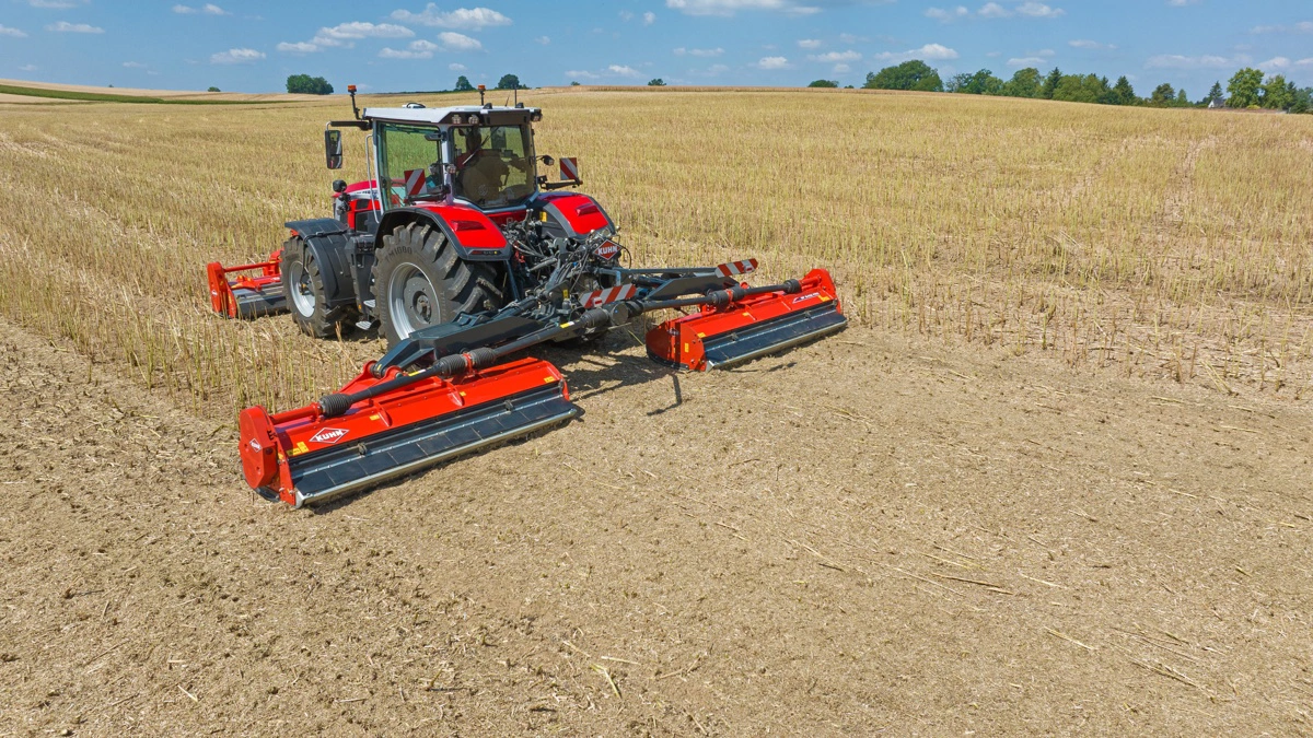 Kuhn BP 8402 PRO er en trippel-afpudser med op til 8,4 meters arbejdsbredde, udviklet til høj kapacitet i blandt andet frøgræs og efterafgrøder. Afpudseren arbejder med høj periferihastighed på slaglerne og er konstrueret til at håndtere store materialemængder med ensartet resultat. Pressefoto