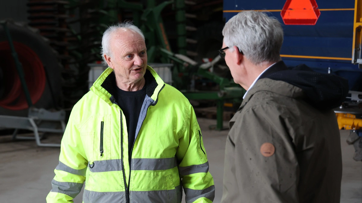 Ole Walther (t.v.) i dialog med Jens Ravn, direktør i LandboGruppen Midtøst og Fyn. Mødet med en professionel modpart fra SGAV fik ham til at hente rådgivning ind til forhandlingerne. Foto: LandboGruppen