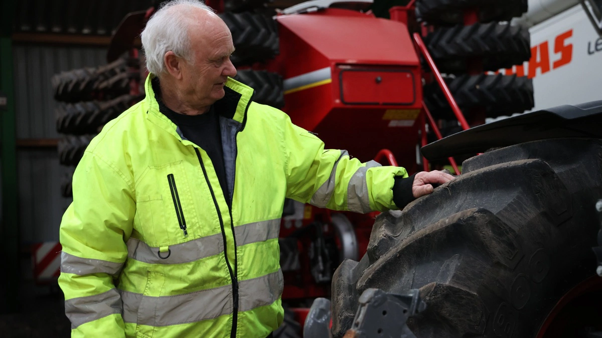 Ole Walther har boet på gården med udsigt til Odense Fjord i næsten 40 år. Men nu lakker det mod enden. Den 73-årige landand har solgt gården og de 120 hektar jord til SGAV.