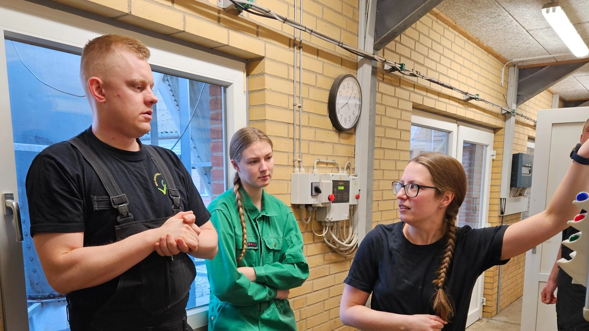 - Vi skal have noget fra hånden, men det skal også være sjovt, påpeger Nicklas Jepsen (tv), inden besætningens driftsleder Henriette Hjuler (th) fortæller om opgaverne i stalden denne morgen. 