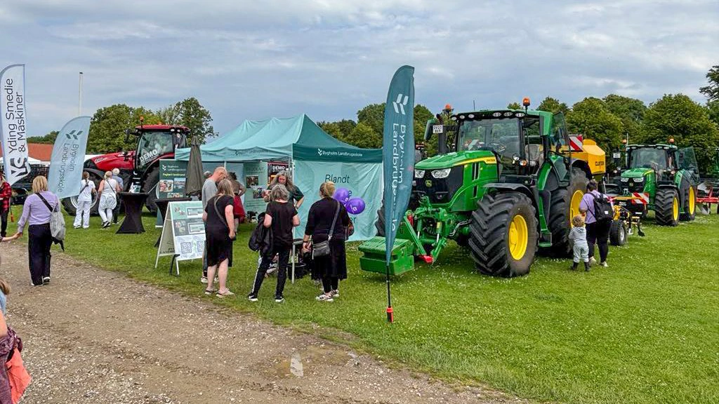 I Horsens håber arrangørerne igen i år at få fyldt dyrskuepladsen godt op. Der er plads til både de store maskinudstillere og de mindre lokale erhverv og gårdbutikker. Billedet er fra sidste års dyrskue, som havde 12.000 besøgende. Foto: Horsens Dyrskue
