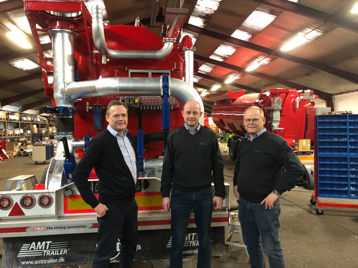 I midten ses den nye adm. direktør i J. Hundahl, Claus Mandrup Sørensen, flankeret af brødrene Jens. Chr. Hundahl og Søren Hundahl. Arkivfoto: Jacob Lund-Larsen