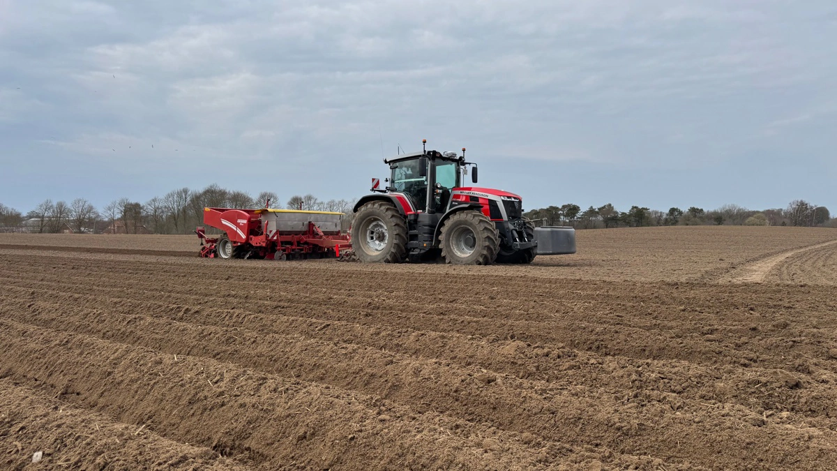 De første kartofler blev lagt torsdag den 9. april. Jorden er dybdeharvet to gange, før kartoffelæggeren kører i marken. Fotos: Kasper Stougård 