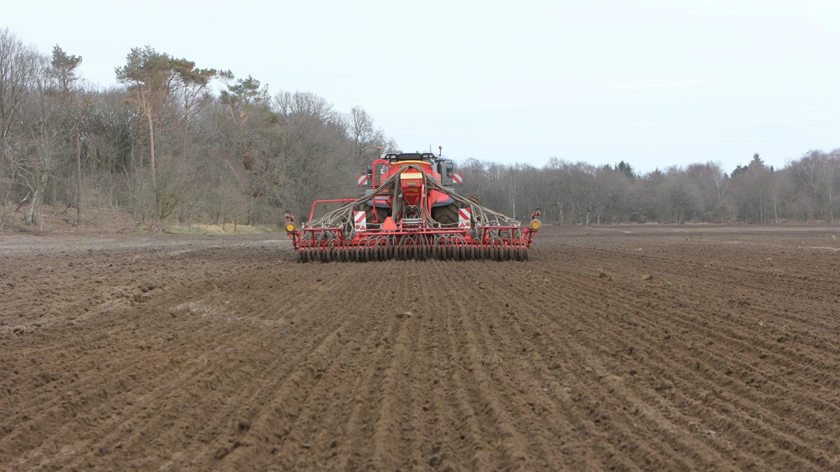 Foråret har ladet vente på sig i Vendsyssel, og de lave temperaturer i kombination med løbende byger betyder, at såbeddet stadig ikke er optimalt alle steder. 