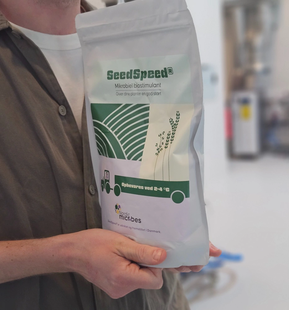 Hos Nordic Microbes fremstilles blandt andet den biologiske frøbehandling, SeedSpeed, der er et naturligt alternativt til kemisk bejdse og ifølge virksomheden fremmer planternes fremspiring og rodstørrelse. En pose svarer til otte ton såsæd, hvilket igen svarer til, hvad der skal benyttes på cirka 50 hektar.