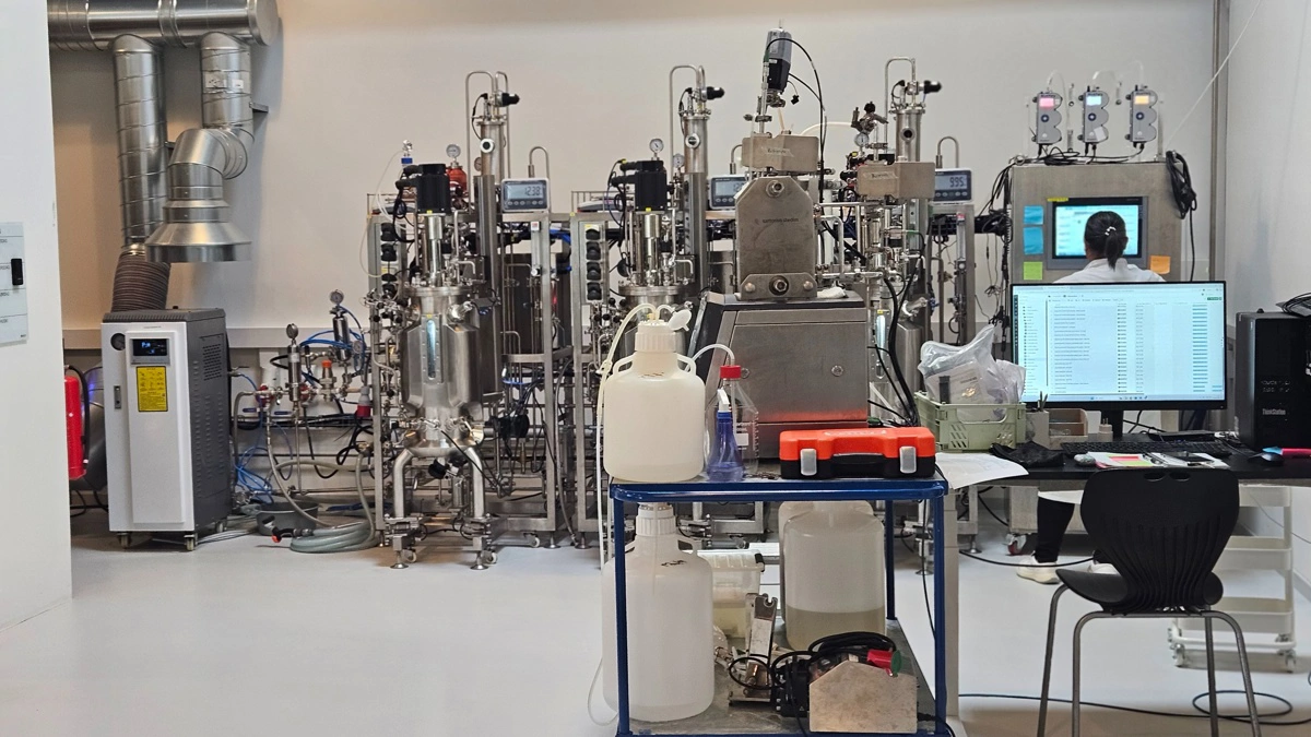 Virksomheden har eget procesudviklingslaboratorium, hvor nye produkter testes. 