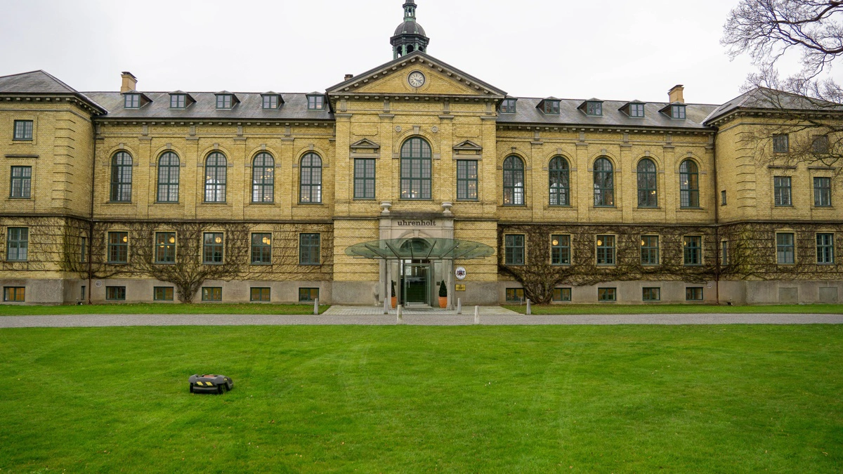 Uhrenholt har hovedkontor i Middelfart på Fyn, men har konterer rundt i 20 lande og mere end 300 ansatte.