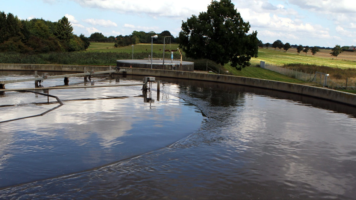 Assens Spildevand A/S er tiltalt ved Retten i Odense for i flere år at have ledt spildevand ud på en mark mellem Vissenbjerg og Skallebølle. Arkivfoto