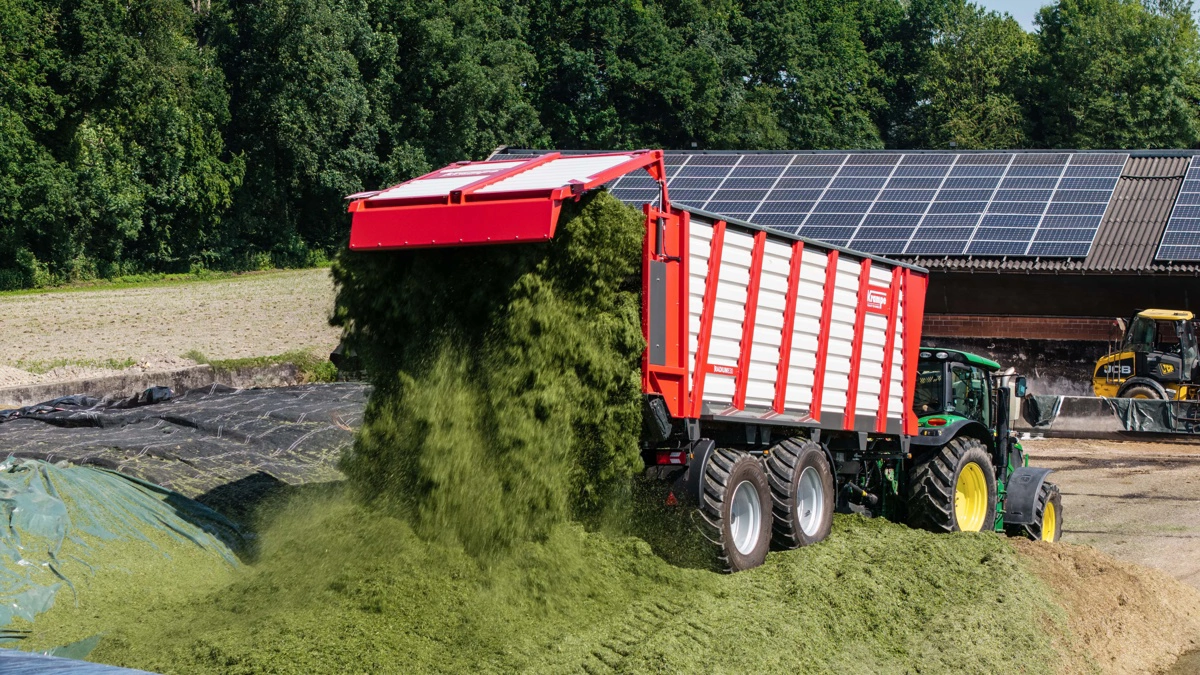 Krampe Radium-serien er udviklet med fokus på kapacitet og driftssikkerhed. Med op til 52 kubikmeter og aflæsning på under 45 sekunder retter vognen sig mod professionelle brugere med høje krav til logistik i mark og silo.