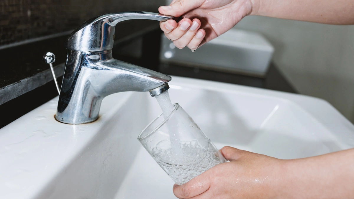 Vand fra hanen er i centrum for debat om sprøjteforbud – men ifølge Peter Rosendal mangler der fortsat dokumentation for, hvad der reelt påvirker drikkevandet. Foto: Colourbox
