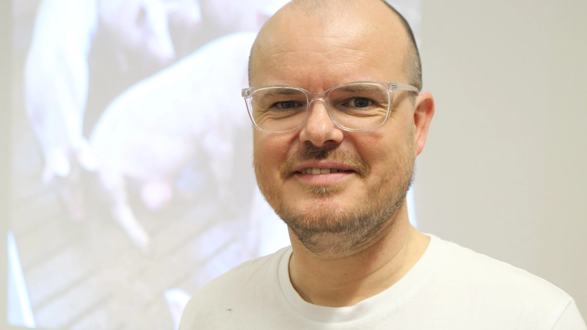 Veganeren Stefan Leander stod torsdag aften frem og fortalte om sit arbejde med at søge aktindsigt i Fødevarestyrelsens kontrolrapporter. Rapporter, der blev grundlaget for TV 2's første dokumentar »Hvem passer på grisene«. Fotos: Anne Wolfenberg 