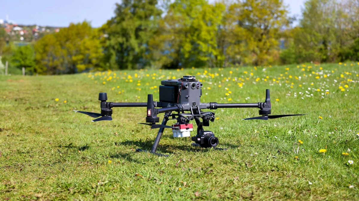 Velas er klar til at lette med dronen for at overflyve frøgræsmarkerne. De næste 14 dage er det optimale tidspunkt at finde fremmede græsser. Foto: Velas