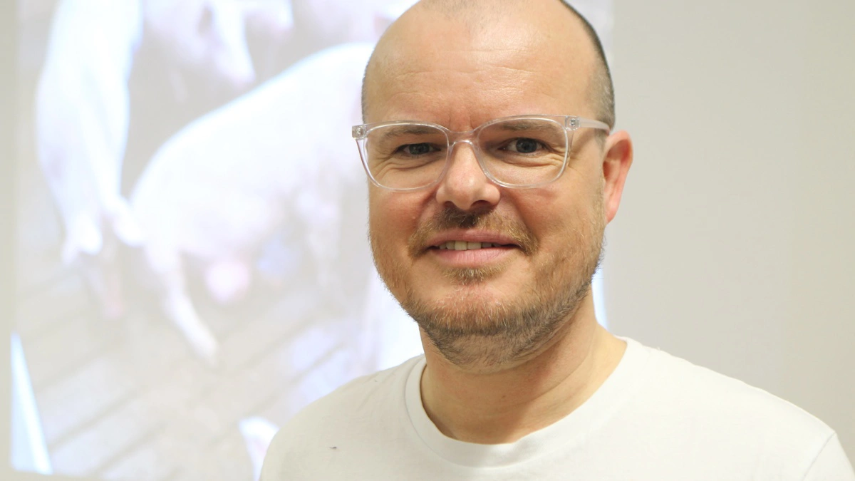 Stefan Leander, der kalder sig for Dyrenes Detektiv, løftede torsdag aften sløret for, at han nu vil kaste sig over kritik af den økologiske produktion og dermed også anbefalingerne fra Dyrenes Beskyttelse.