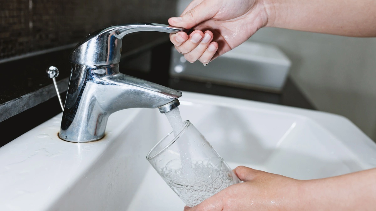 Selv om hovedparten af det danske drikkevand i dag er uden målbare problemer, er der politisk pres for at styrke beskyttelsen af grundvandet. Arkivfoto: Colourbox