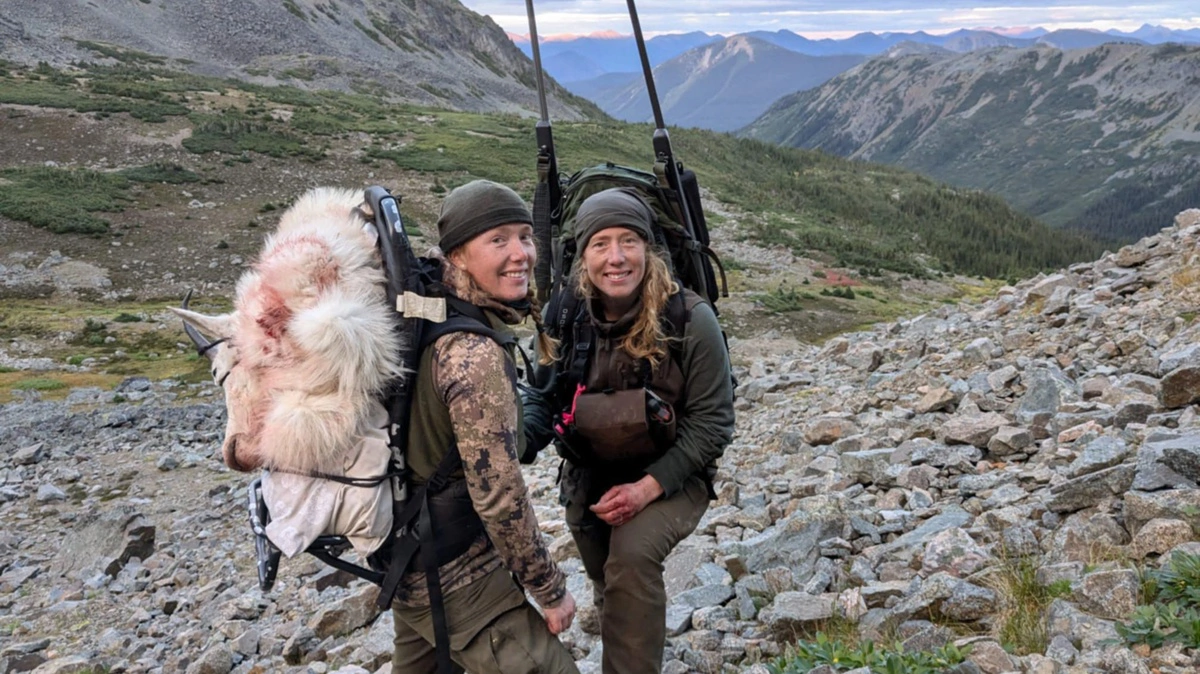 Rikke og Trine Wagner Jacobsen har stor erfaring fra jagt flere forskellige steder på jordkloden. Billedet her stammer fra et besøg i Canada, hvor tvillingerne jagtede vilde bjerggeder - med succes. Foto: DR / Privat